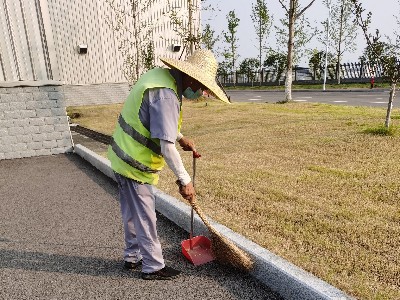 夏日炎炎瑞潔特一線員工堅(jiān)持作業(yè)